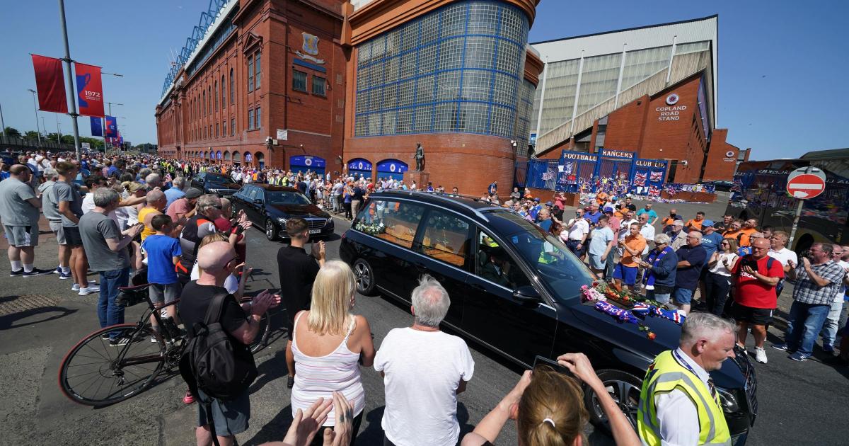 Rangers players and fans pay respects to Andy Goram at his funeral - Vimarsana News