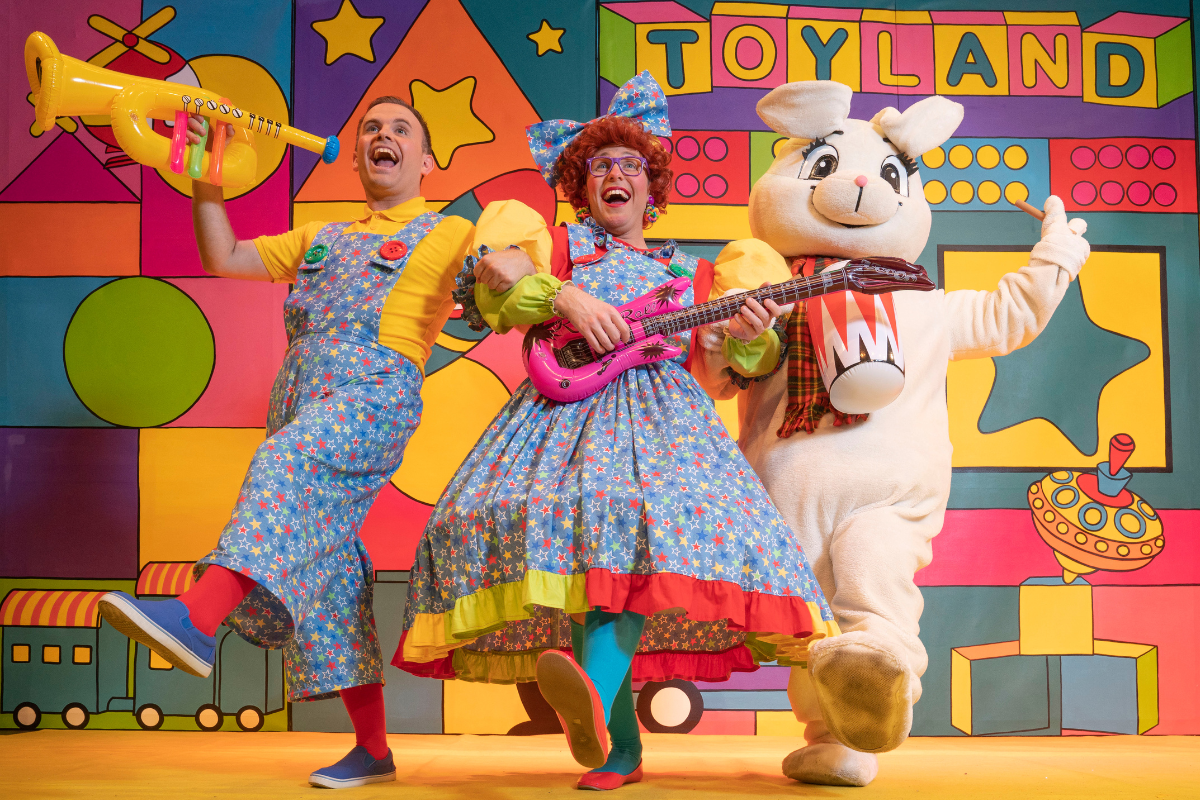 The McDougalls stage theatre show at Harbour Arts Centre - Vimarsana News