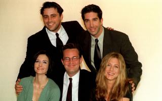 The quiz is being held in memory of late friends star Matthew Perry (front middle).